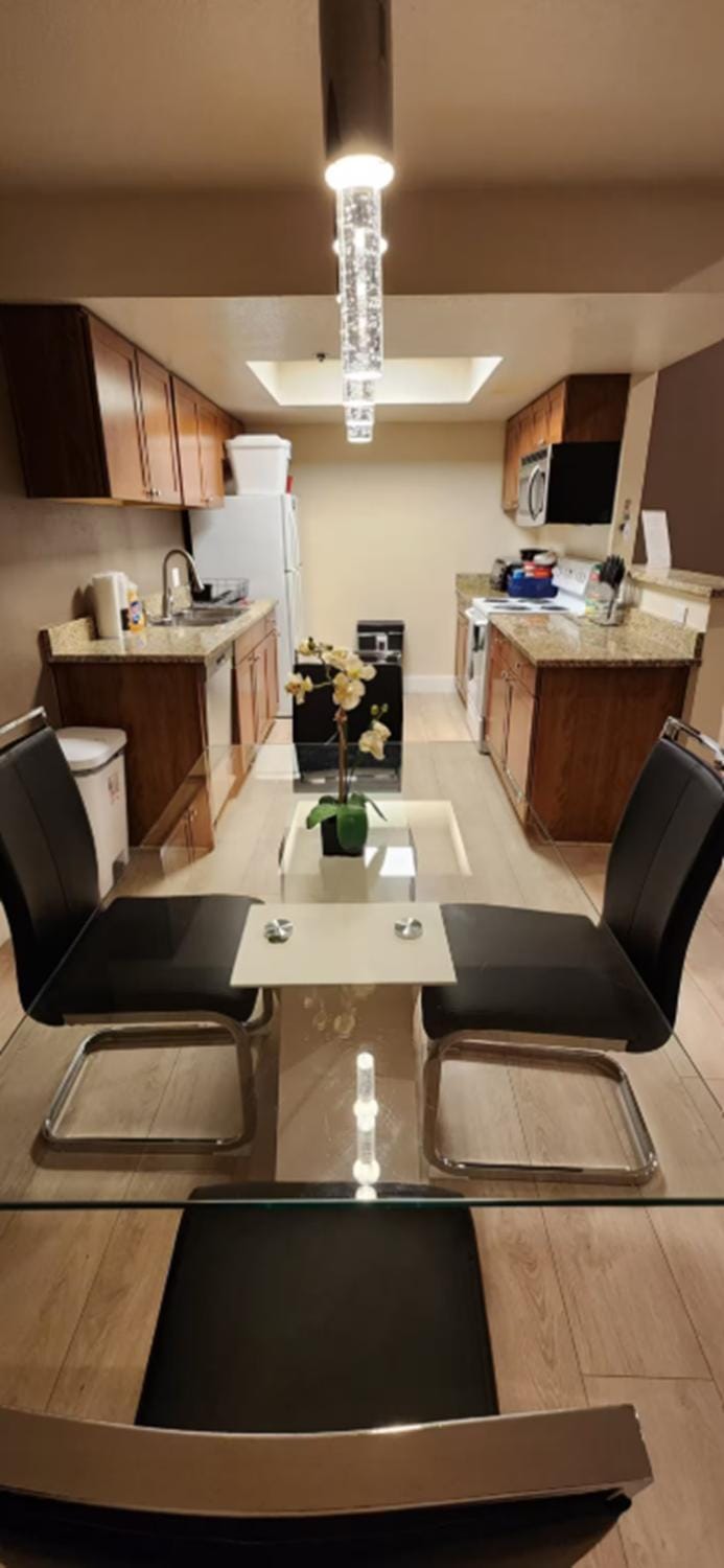 Strip views, 2 pools, free parking & no resort fee Apartment in Paradise