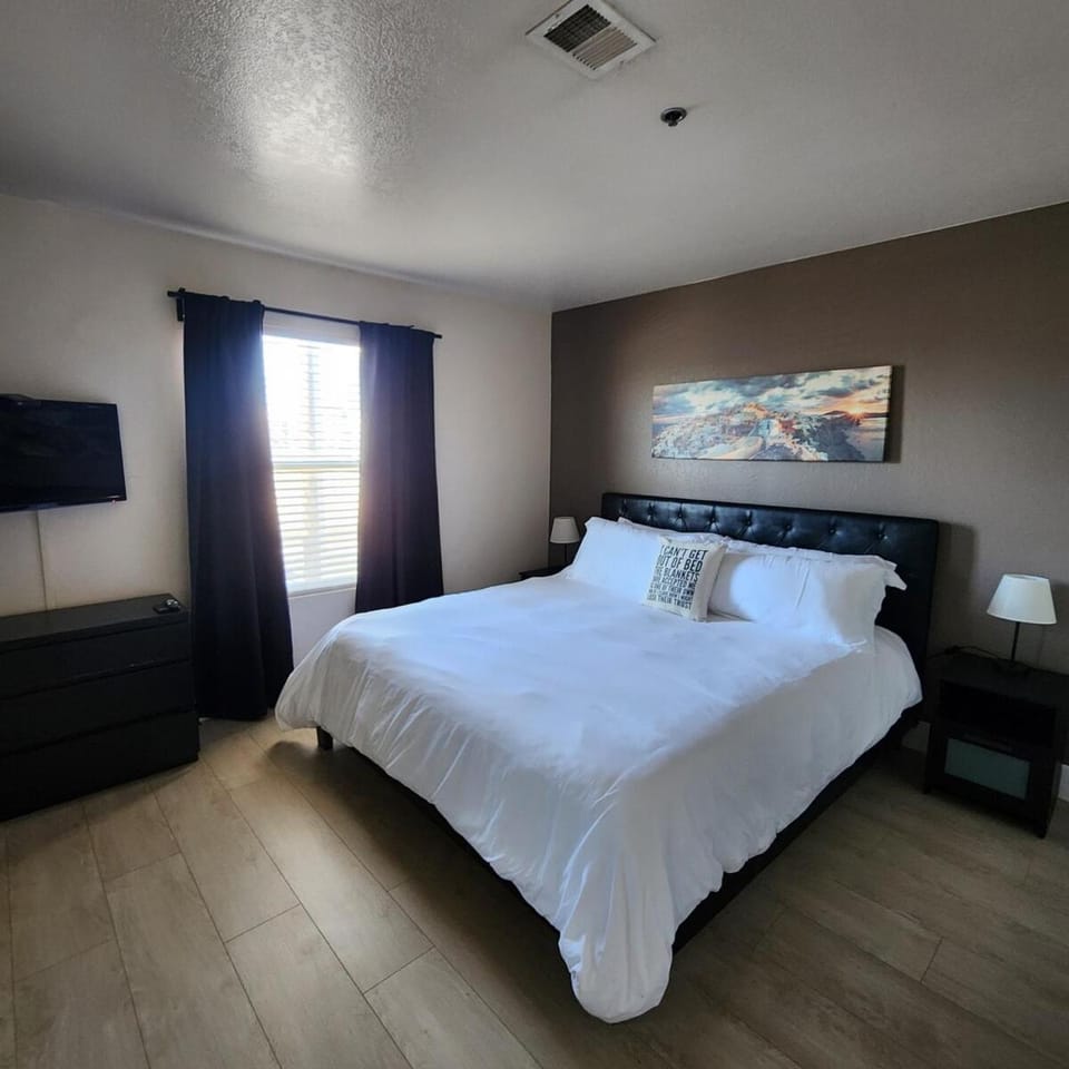 Strip views, 2 pools, free parking & no resort fee Apartment in Paradise