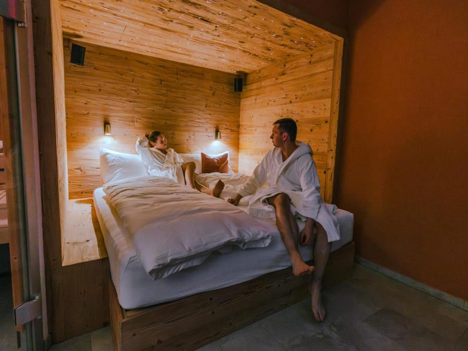 Bed, People, Photo of the whole room, group of guests