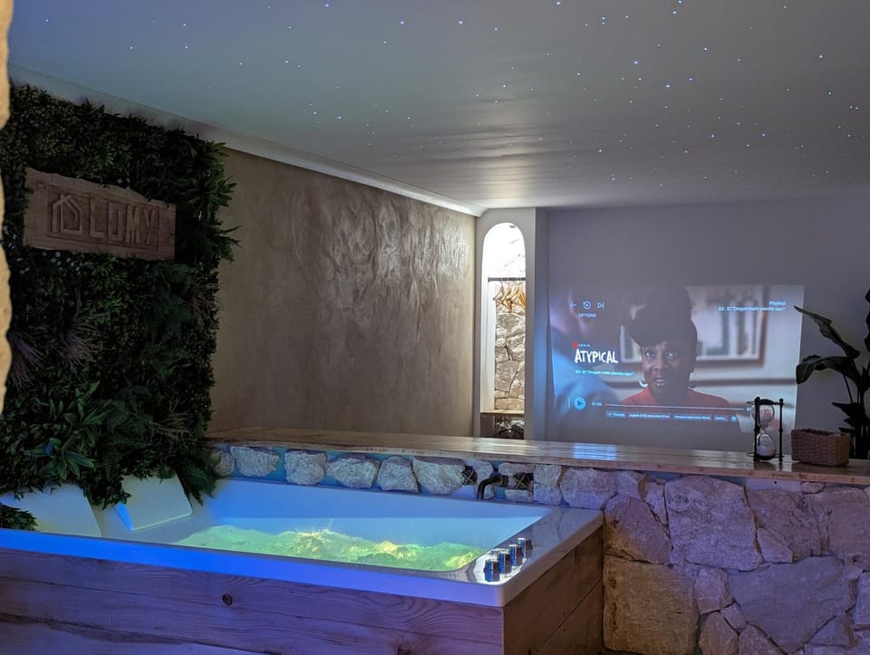 Communal lounge/ TV room, Hot Tub, Sauna, TV and multimedia, Spa and wellness centre/facilities, Spa and wellness centre/facilities, Bath