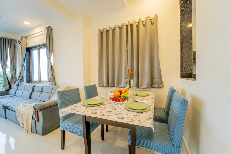Food and drinks, Seating area, Dining area, Food