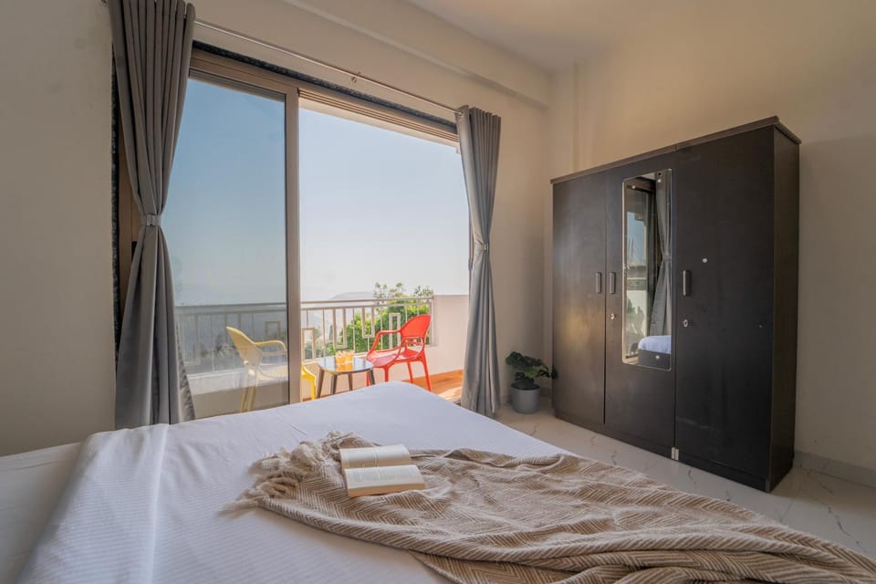 Bed, Natural landscape, Balcony/Terrace, Photo of the whole room, wardrobe