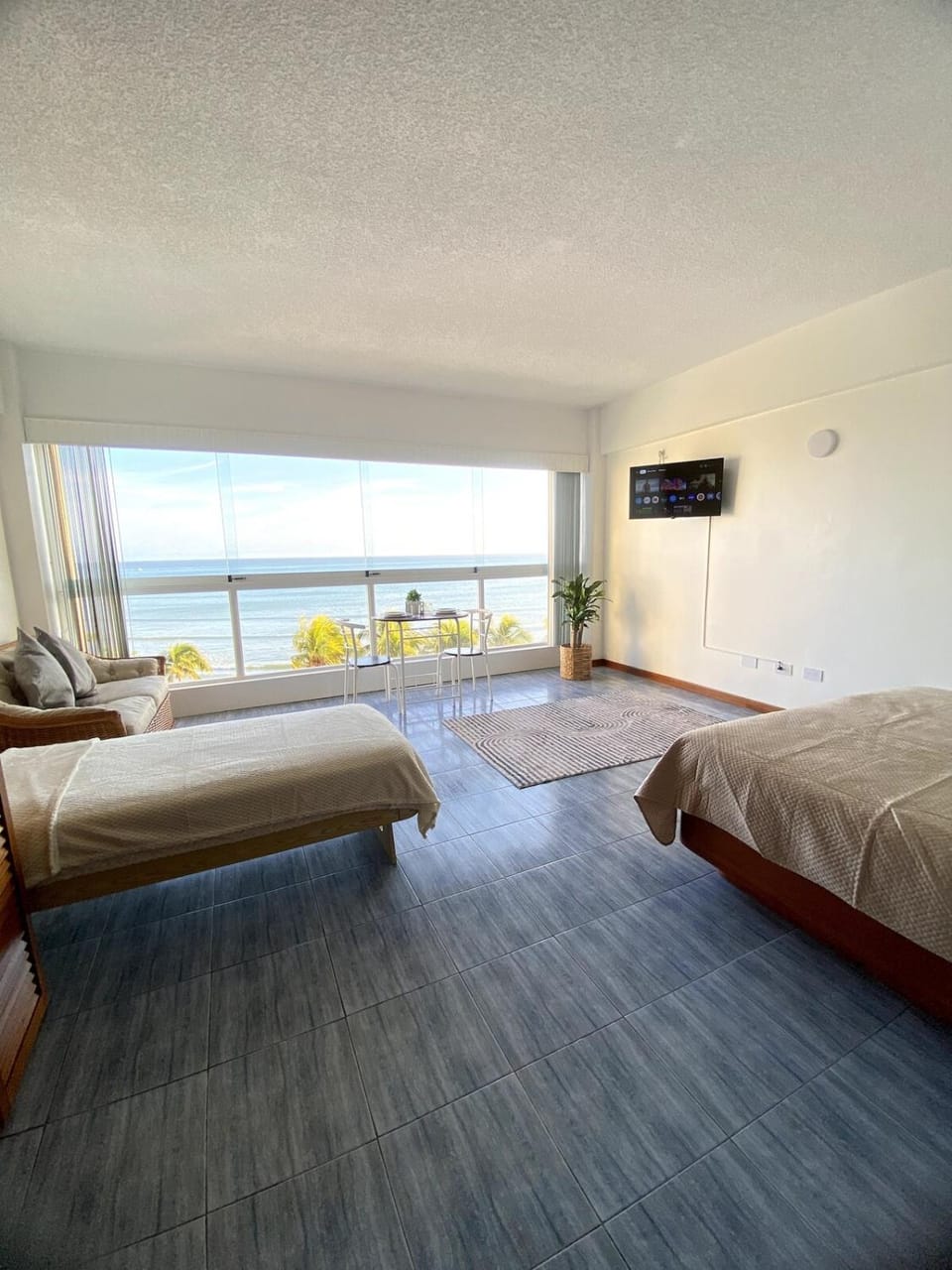 Communal lounge/ TV room, Bed, Natural landscape, Photo of the whole room, Sea view