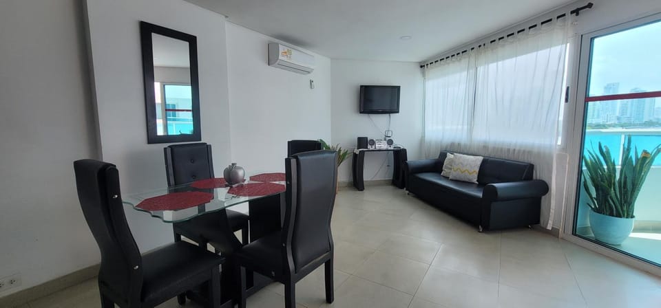 Communal lounge/ TV room, TV and multimedia, Seating area, Dining area, Evening entertainment, air conditioner