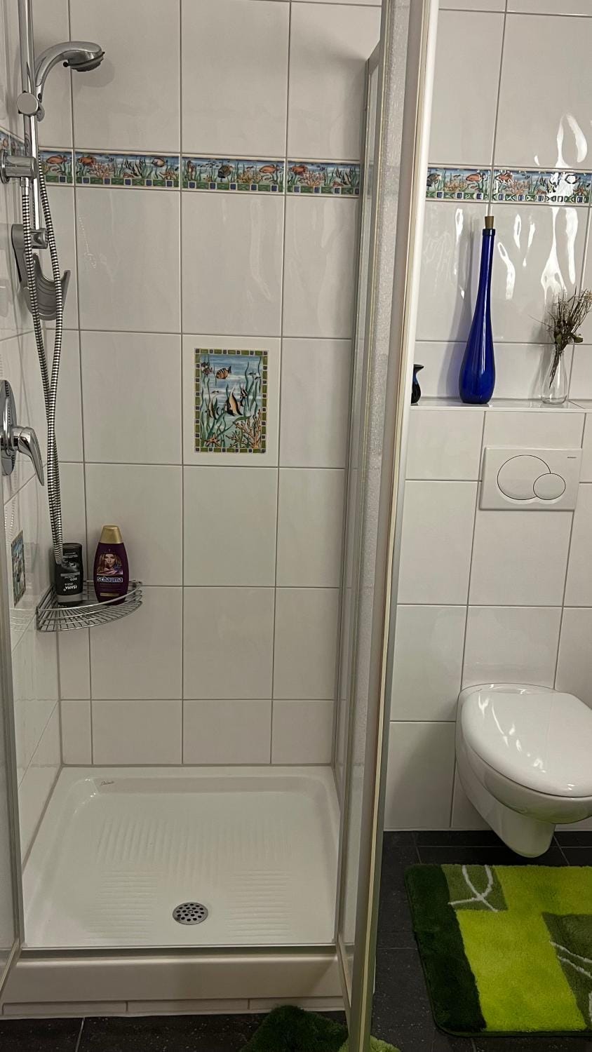Zimmer mit eigenem Bad und Küche in Reihenhaus Vacation rental in Munich