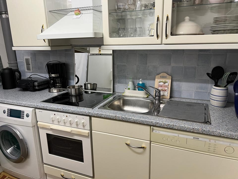 Zimmer mit eigenem Bad und Küche in Reihenhaus Vacation rental in Munich