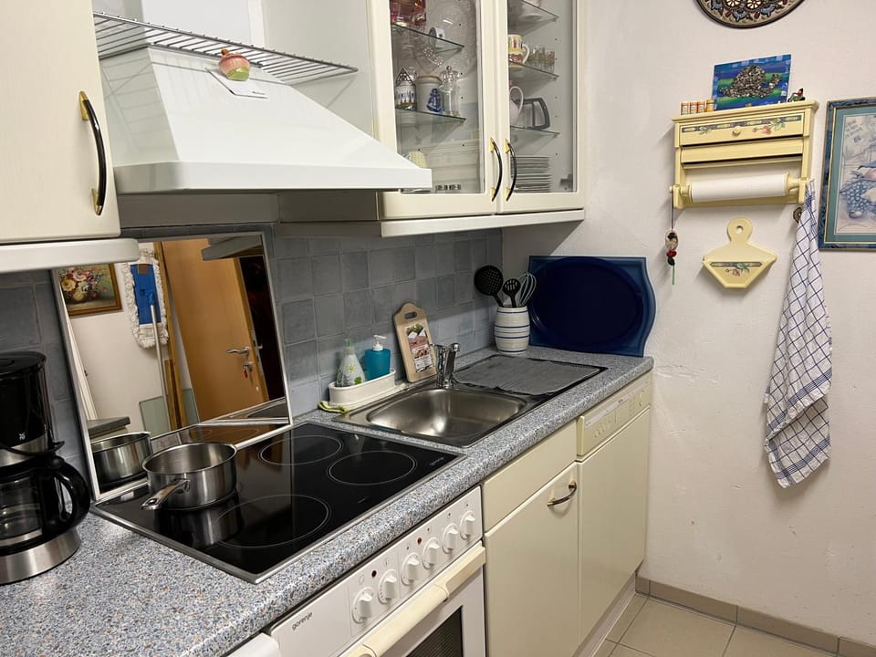 Zimmer mit eigenem Bad und Küche in Reihenhaus Vacation rental in Munich