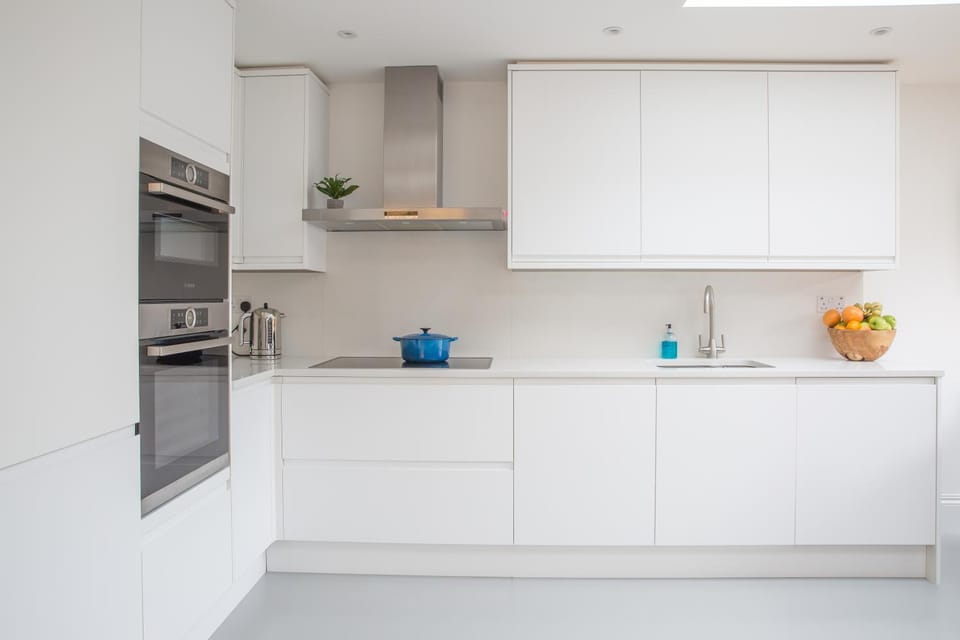 Elegant Garden Flat - Raynes Park Apartment in London Borough of Richmond upon Thames