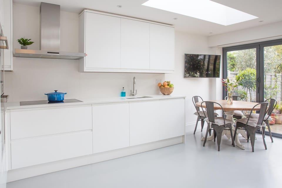 Elegant Garden Flat - Raynes Park Apartment in London Borough of Richmond upon Thames