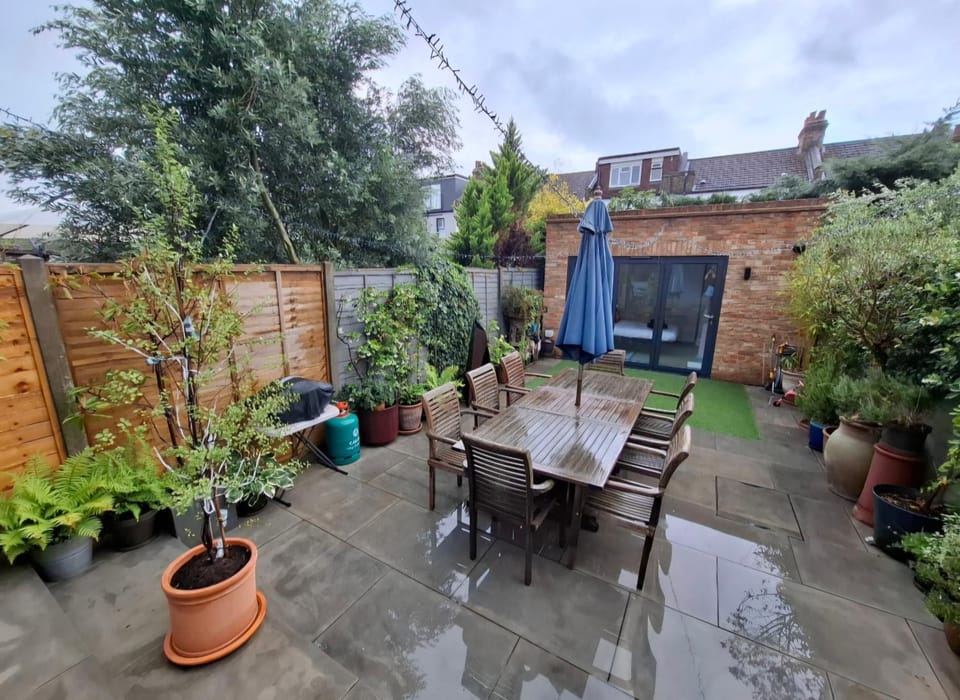 Elegant Garden Flat - Raynes Park Apartment in London Borough of Richmond upon Thames