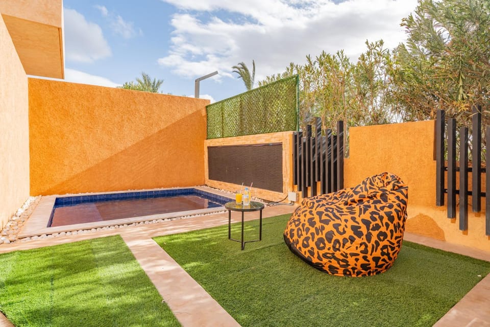 Communal lounge/ TV room, Day, Garden, Garden view, Pool view, Swimming pool