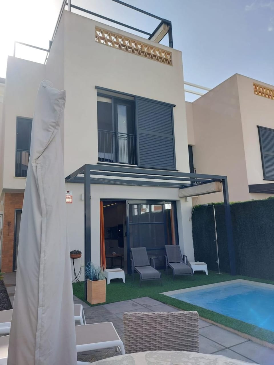 Property building, Patio, Day, Pool view, Swimming pool, sunbed