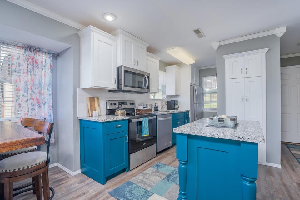 The Cove 13-4 By SDC, Big Deck, Pool, Hot Tub, By Lake , No Stairs Apartment in Indian Point