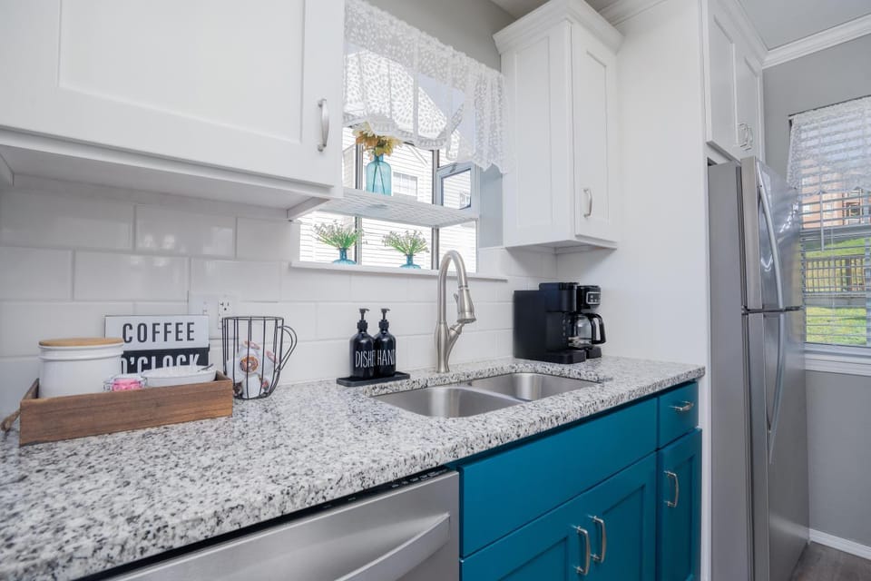 The Cove 13-4 By SDC, Big Deck, Pool, Hot Tub, By Lake , No Stairs Apartment in Indian Point