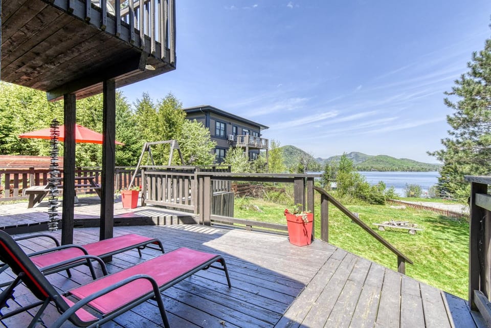 Le Pionnier Waterfront Lac-Supérieur Tremblant Chalet in Quebec