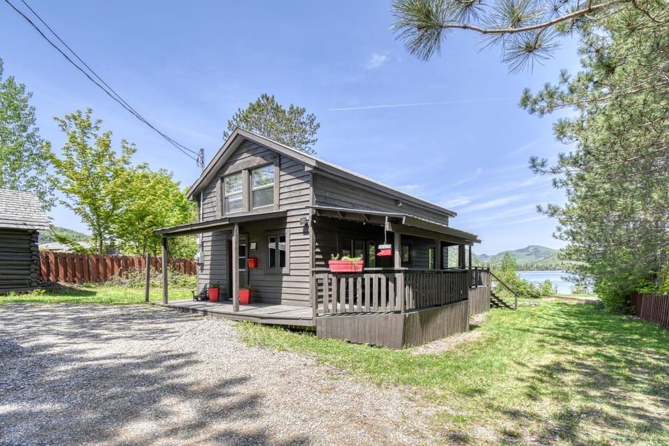 Le Pionnier Waterfront Lac-Supérieur Tremblant Chalet in Quebec