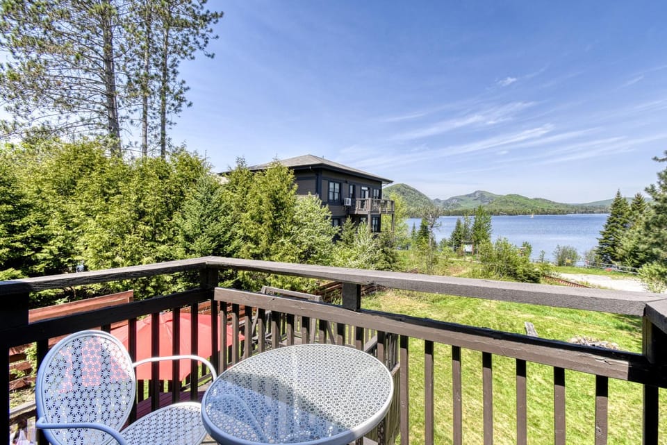 Le Pionnier Waterfront Lac-Supérieur Tremblant Chalet in Quebec