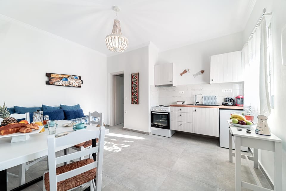 Kitchen or kitchenette, Seating area, stove, toaster