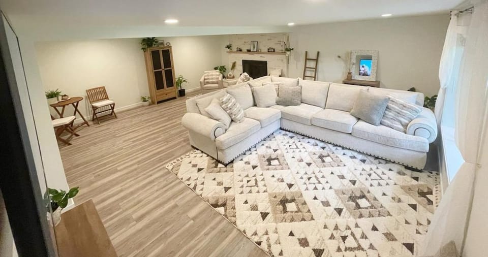 TV and multimedia, Kitchen or kitchenette, Seating area, air conditioner