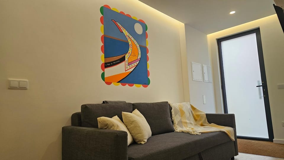 Facade/entrance, Bed, Living room, Decorative detail, Seating area