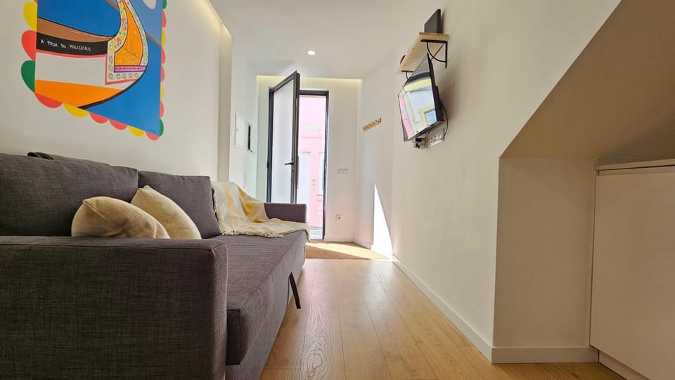 Facade/entrance, TV and multimedia, Living room, Seating area