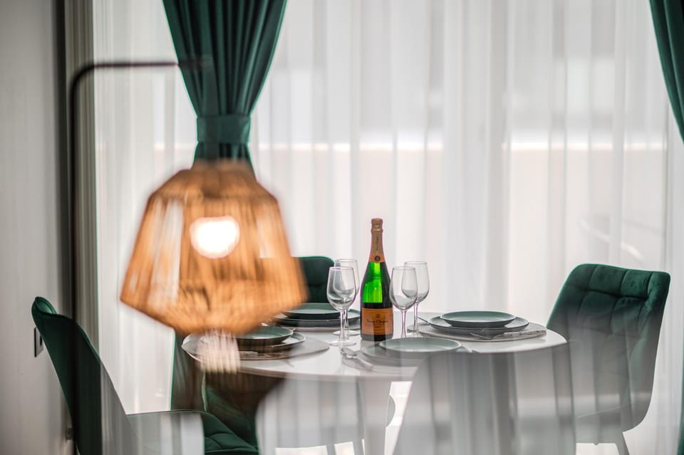 Living room, Seating area, Dining area, Drinks, Alcoholic drinks