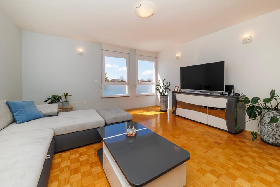 TV and multimedia, Living room, Seating area, Evening entertainment