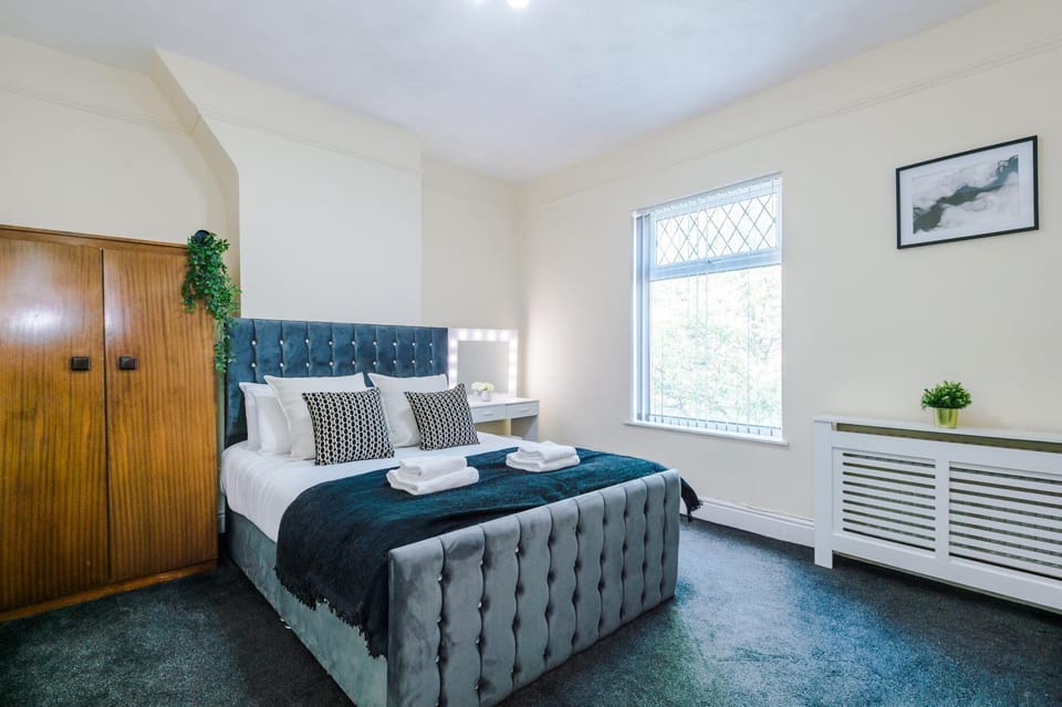 Bed, Photo of the whole room, Decorative detail, Seating area, Bedroom