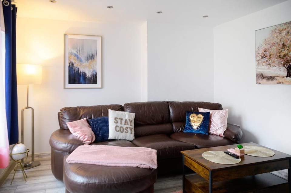 Living room, Seating area, Evening entertainment, internet