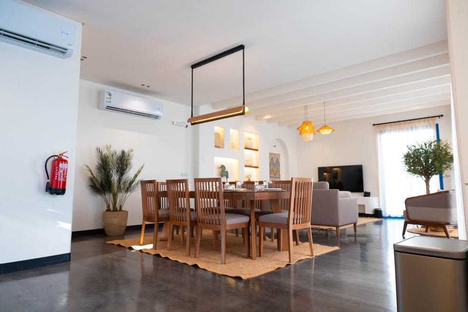 Living room, Seating area, Dining area