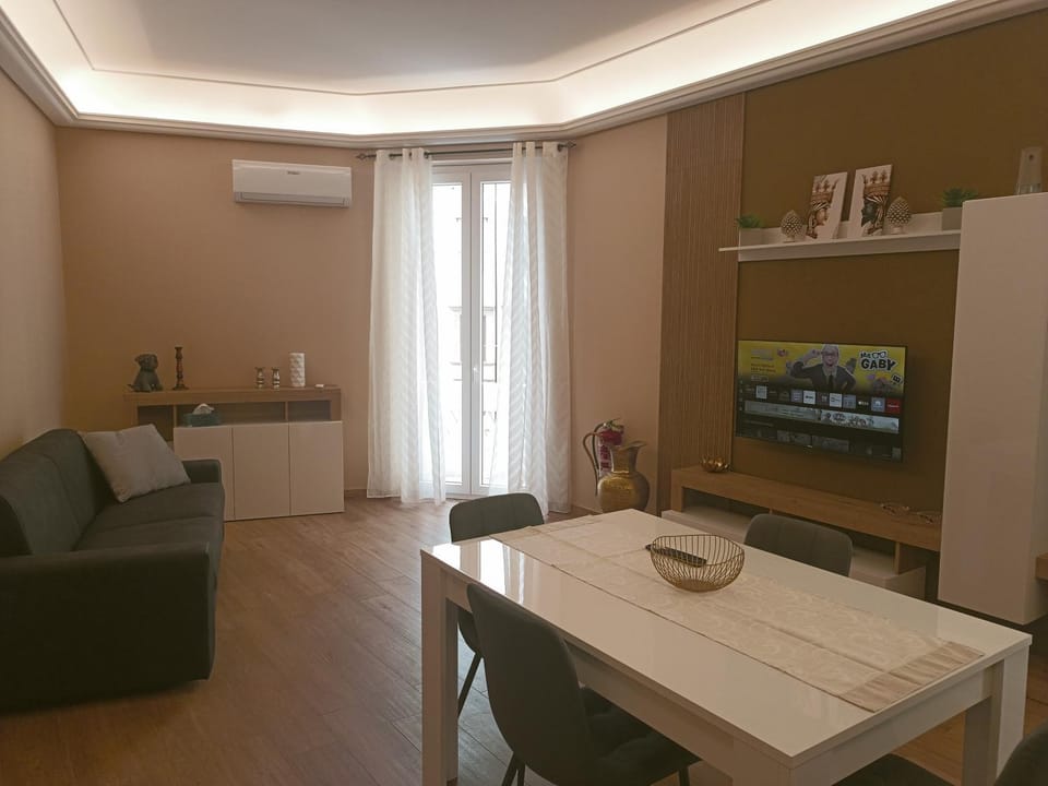 TV and multimedia, Kitchen or kitchenette, Living room, Photo of the whole room, Seating area, Dining area, heating, microwave, air conditioner