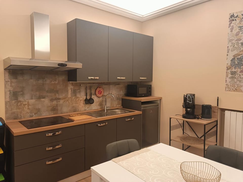 Coffee/tea facilities, Kitchen or kitchenette, Photo of the whole room, Dining area, heating, microwave, stove, air conditioner