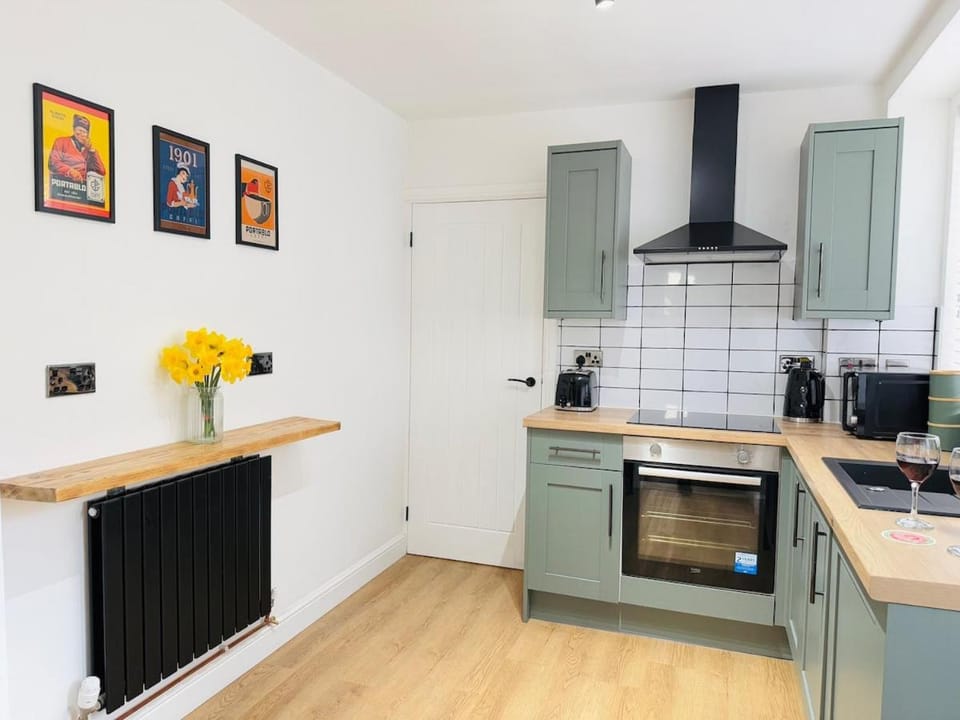 4 Bedroom House in Port Talbot with Parking, Near M4, Ideal for Contractors Apartment in Wales