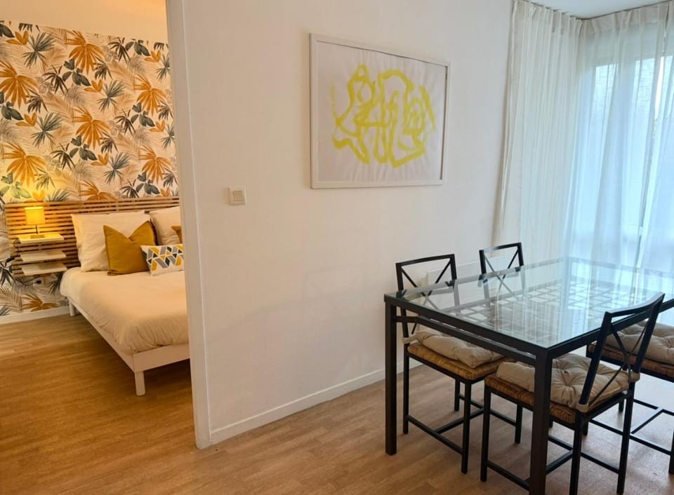Bed, Living room, Photo of the whole room, Seating area, Dining area, Bedroom