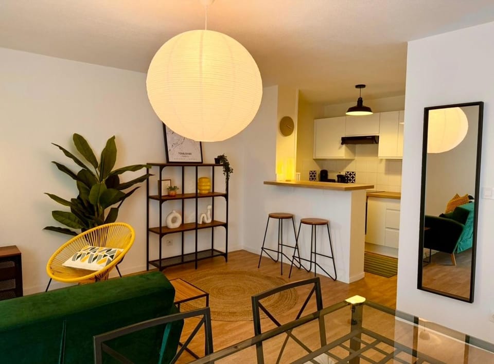 Kitchen or kitchenette, Dining area, minibar, stove