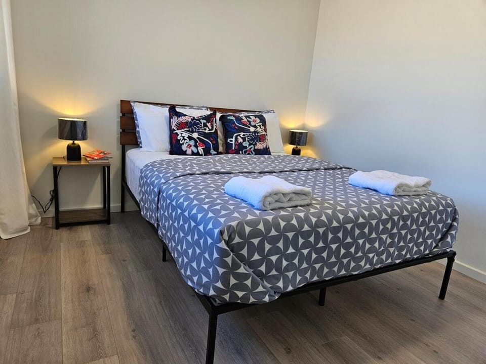 Bed, Bedroom, towels