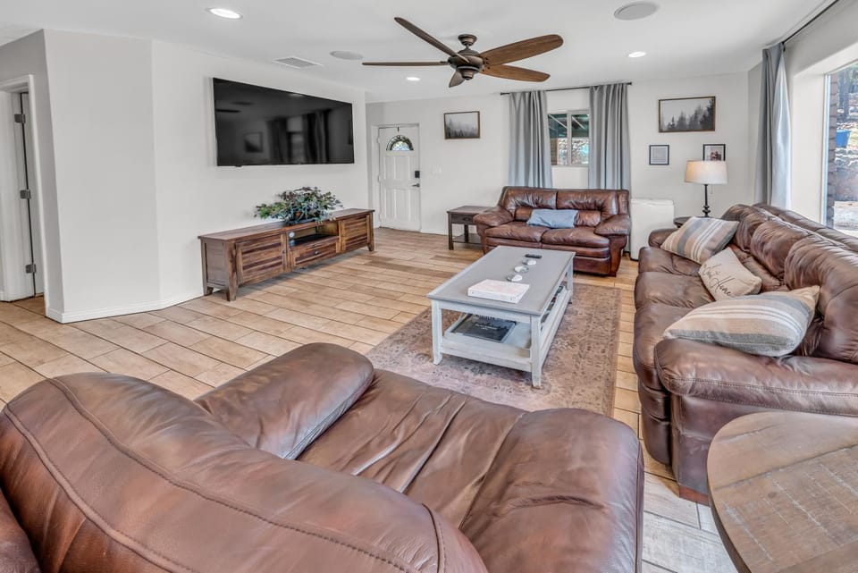 Communal lounge/ TV room, TV and multimedia, Living room, Seating area