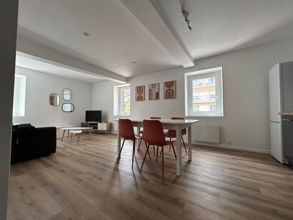 TV and multimedia, Living room, Seating area, Dining area