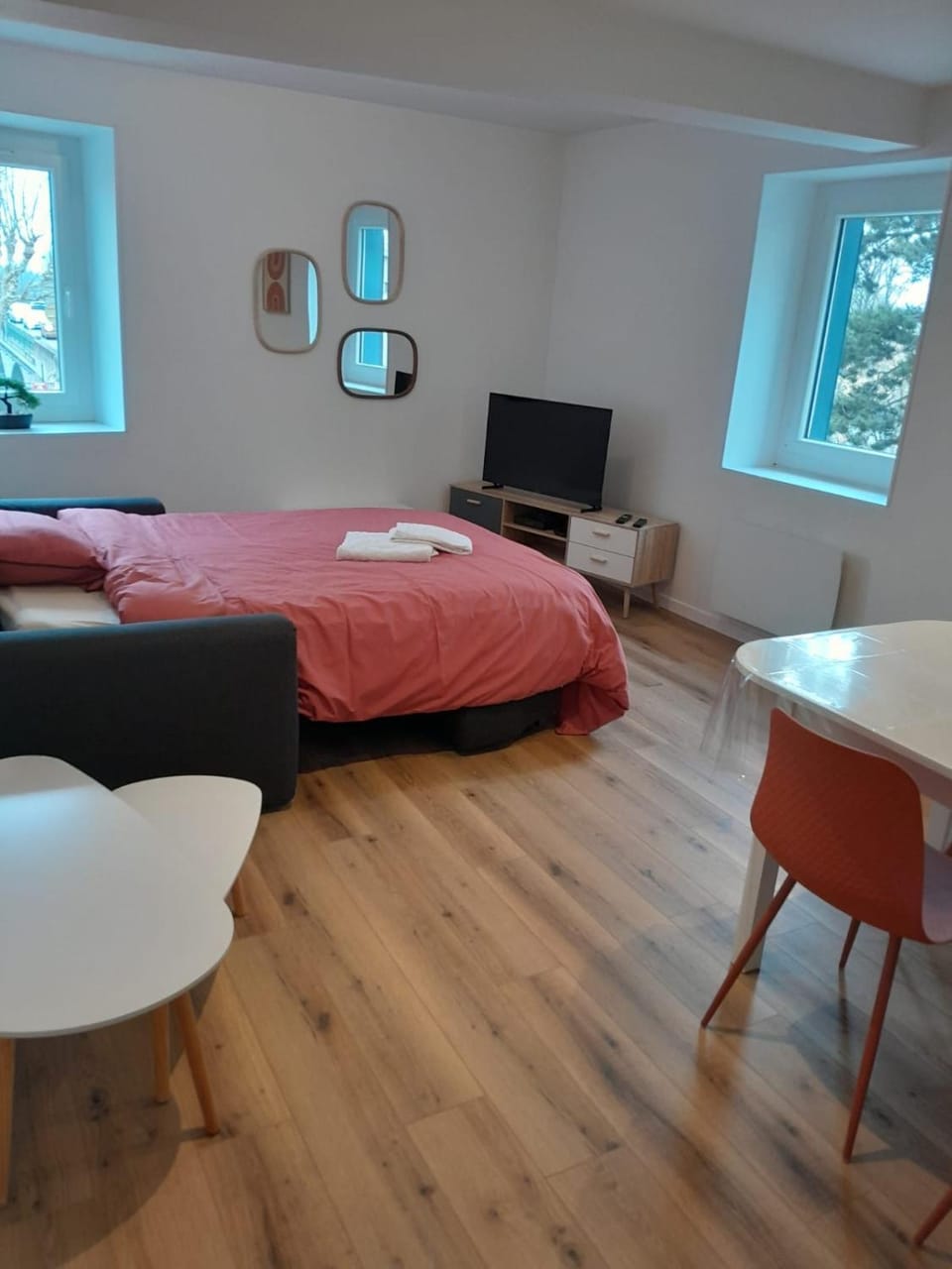 Bed, TV and multimedia, Living room, Seating area