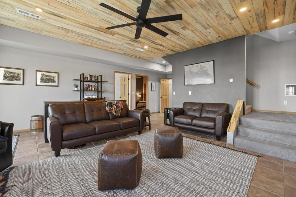 TV and multimedia, Living room, Seating area, fireplace