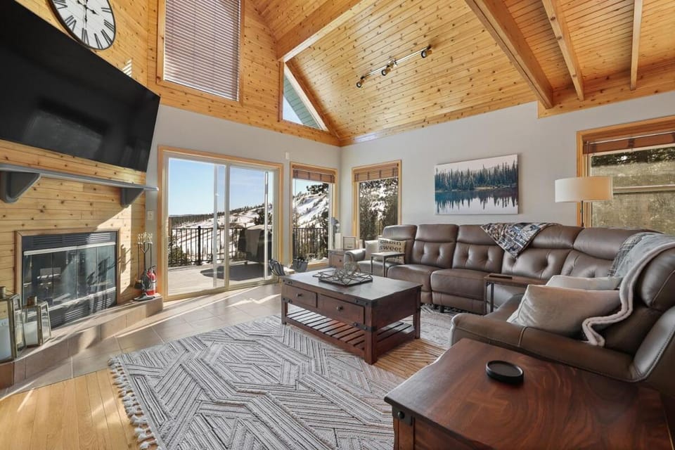 Communal lounge/ TV room, TV and multimedia, Living room, Seating area, Evening entertainment