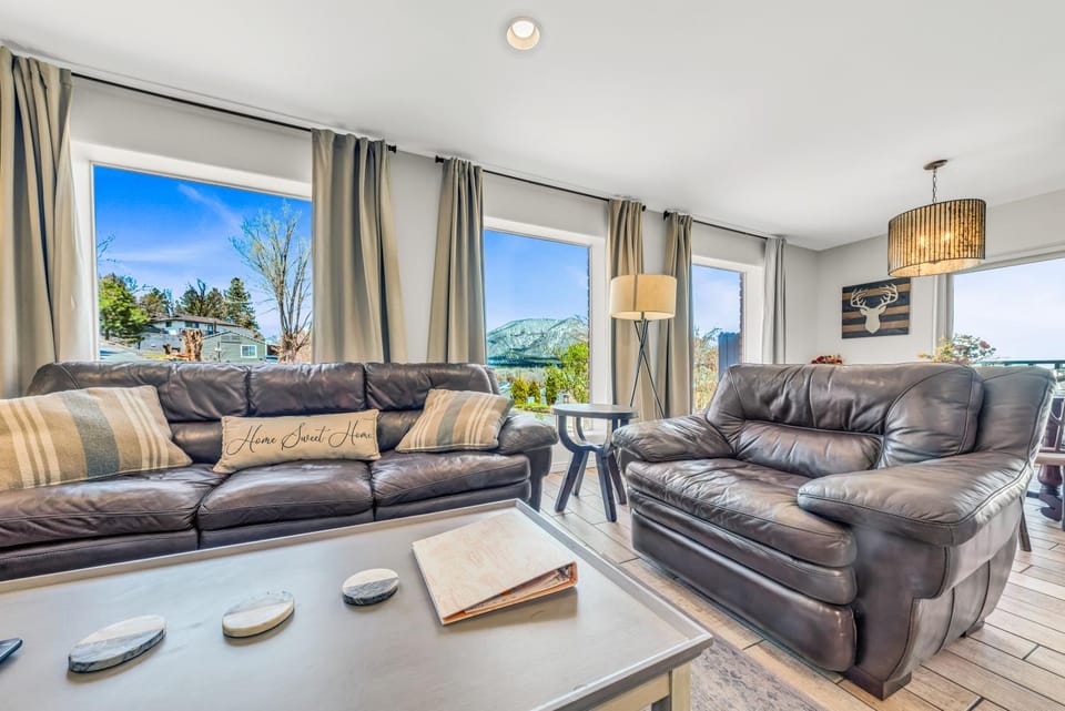 Living room, Seating area, Mountain view