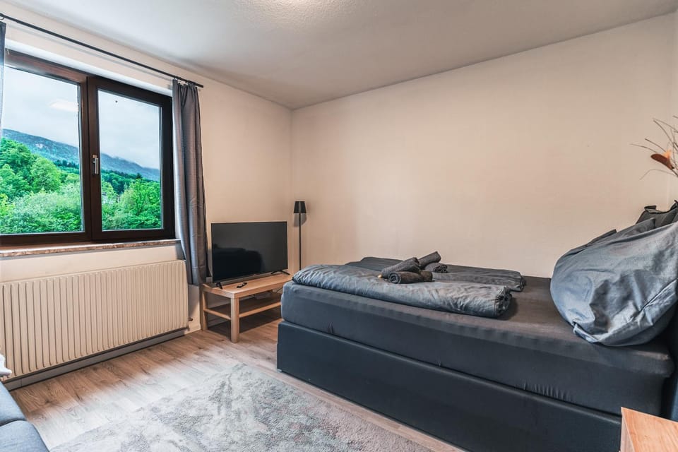 Bed, TV and multimedia, Living room