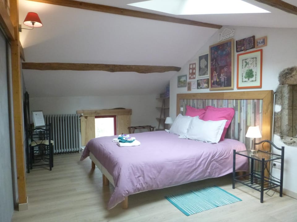 Photo of the whole room, Bedroom