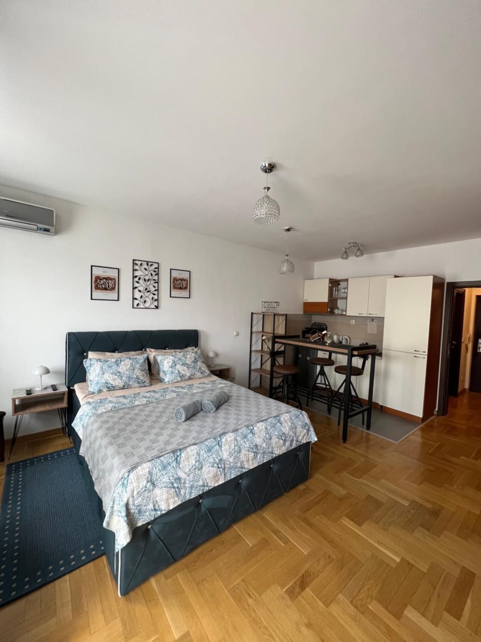 Bed, Photo of the whole room, air conditioner