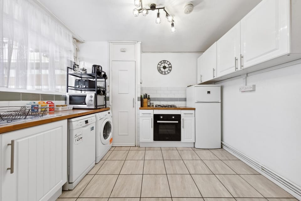 Spacious 3-Bed Apartment with Free parking & Fast Wi-Fi for contractors, Corporate & Families Apartment in London Borough of Hackney
