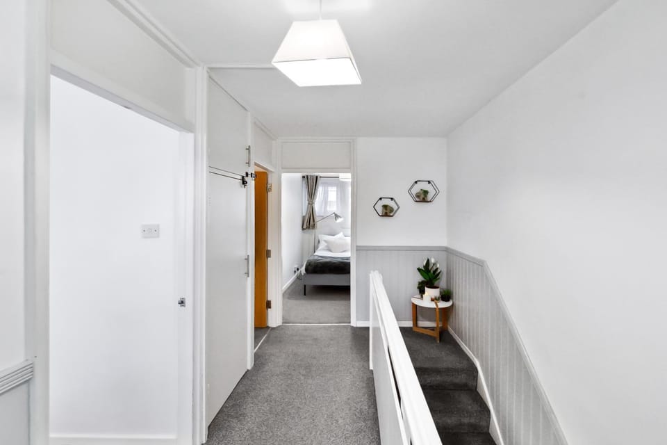 Spacious 3-Bed Apartment with Free parking & Fast Wi-Fi for contractors, Corporate & Families Apartment in London Borough of Hackney