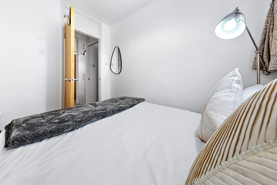 Spacious 3-Bed Apartment with Free parking & Fast Wi-Fi for contractors, Corporate & Families Apartment in London Borough of Hackney