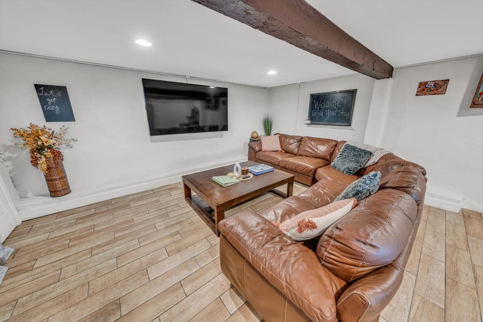 Communal lounge/ TV room, TV and multimedia, Living room, Seating area, Evening entertainment