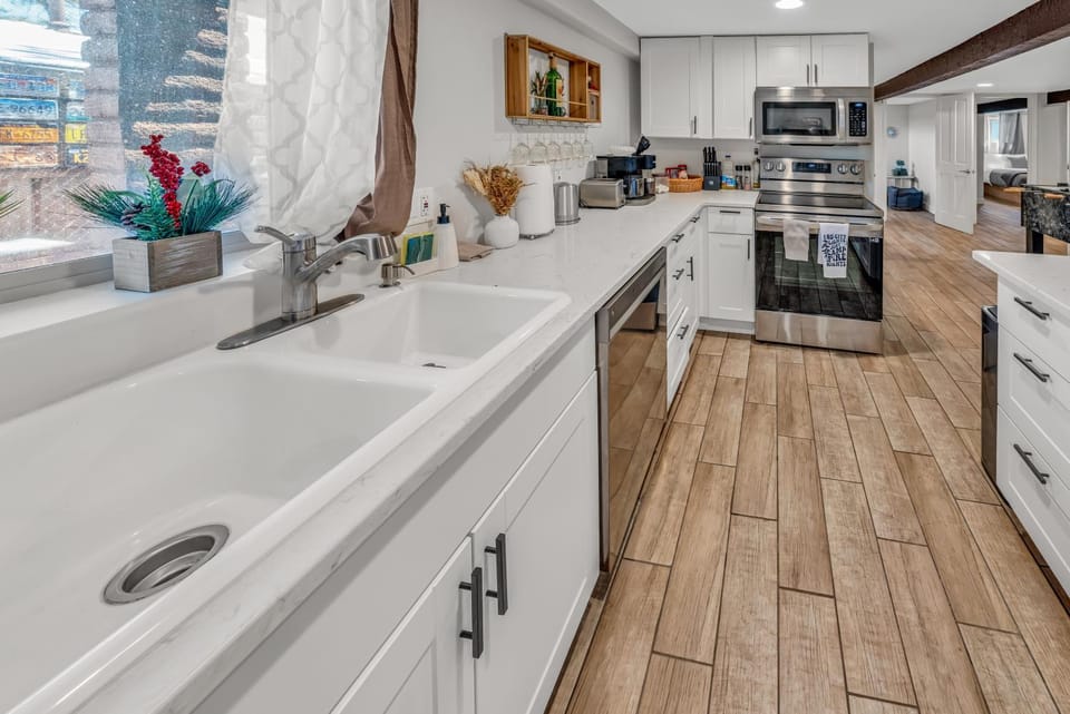 Kitchen or kitchenette, dishwasher, oven, pet friendly, stove